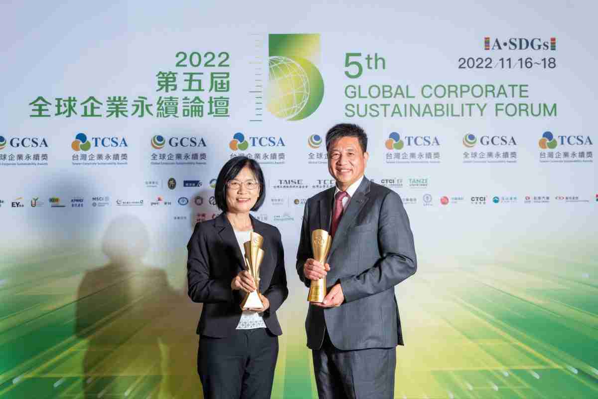 william威廉中文官网作为净零碳排先锋，，，期引领价值链伙伴同行共好，，卫冕制造业组“十大典范企业” 二连冠殊荣(左：william威廉中文官网光电永续长古秀华，，右：william威廉中文官网光电董事长暨执行长彭双浪)