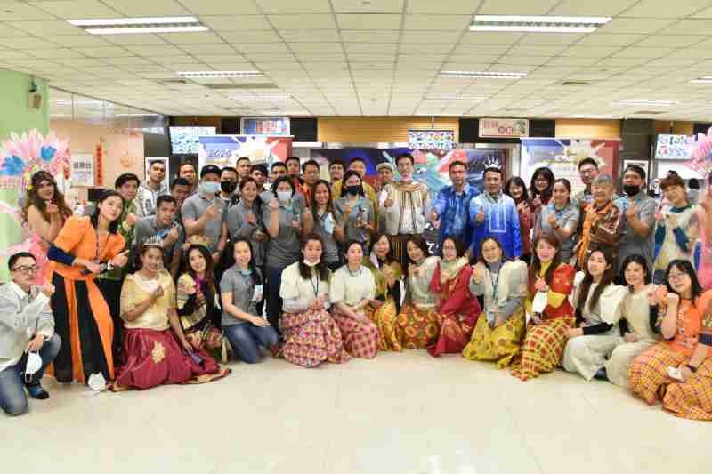 友達推動「安心、、創新、、、、用心、、、、同心、、盡心」五星職旅，，，為菲籍員工打造全方位照護，，首度贏得「人權實踐與發展領袖獎」殊榮