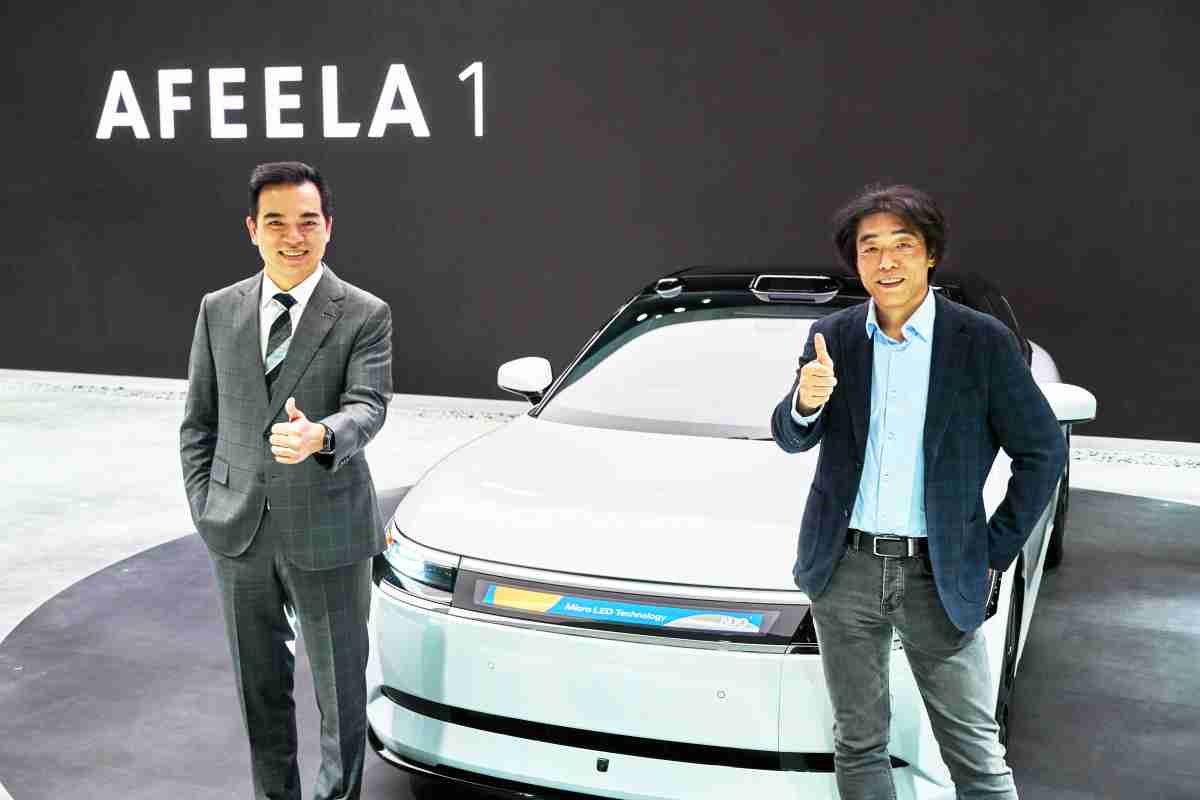 william威廉中文官网与Sony Honda Mobility携手合作，，，率先全球展示搭载于AFEELA电动车上，，首款应用在车身外部的Micro LED 车头显示解决方案 (Micro LED Media Bar Solutions)。。。。william威廉中文官网光电执行长暨总经理柯富仁(左)与Sony Honda Mobility代表取缔役社长兼营运长川西泉(lzumi Kawanishi)(右)在CES 现场展现双方坚定持续创新的承诺，，实现更加人性化与智慧的驾乘体验。。。